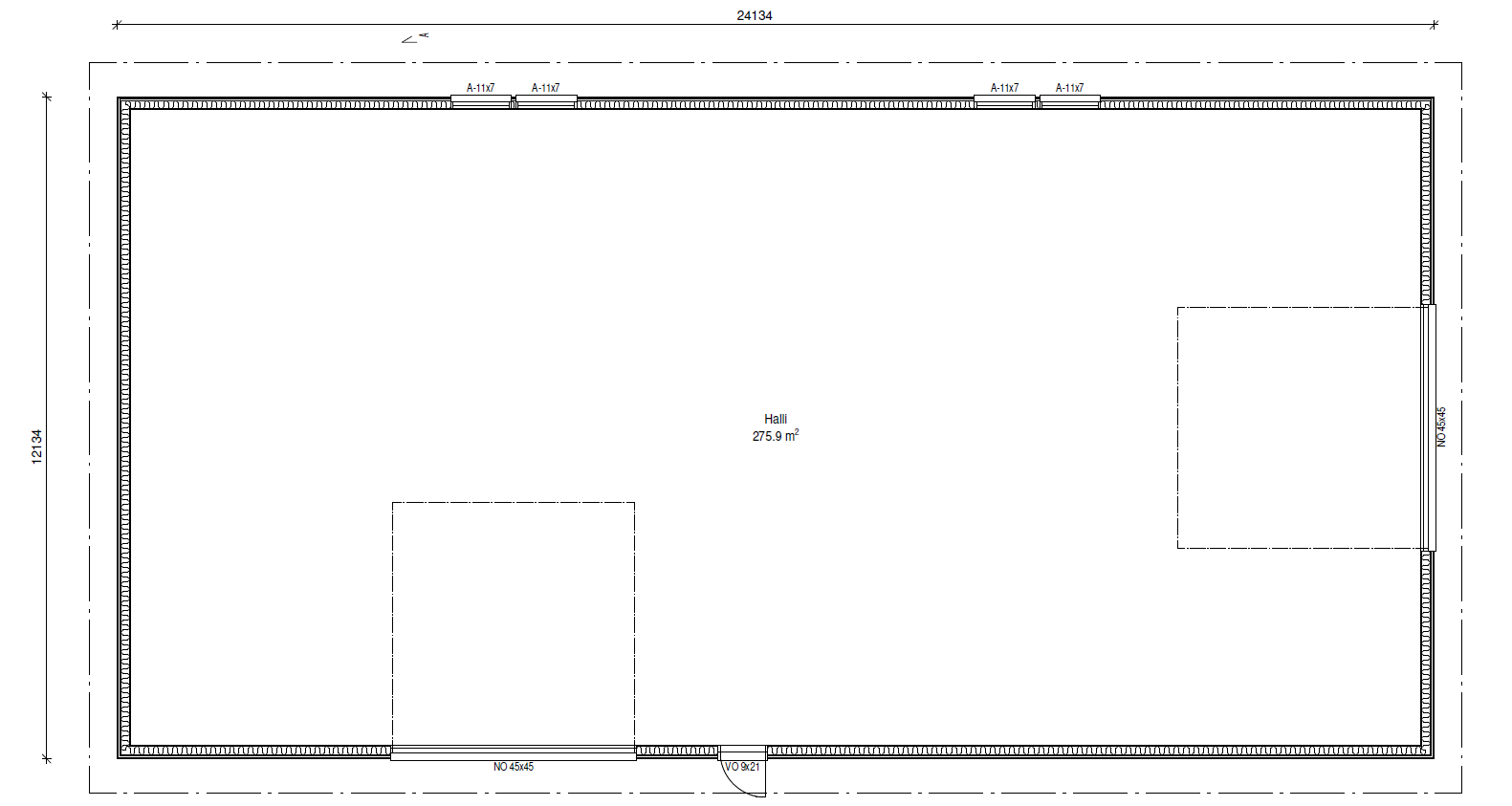 Plantegning med mål for en bygning; rektangulær form med en sideutvidelse og flere åpninger.