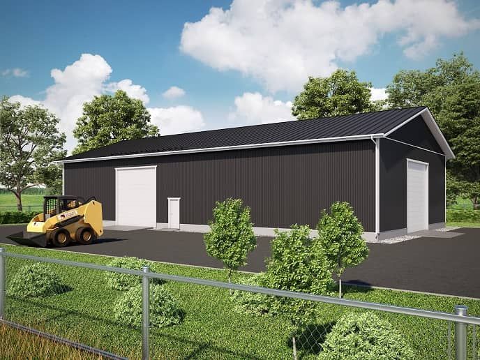 Svart industribyggnad med vita dörrar, liten gul gaffeltruck och gröna träd.