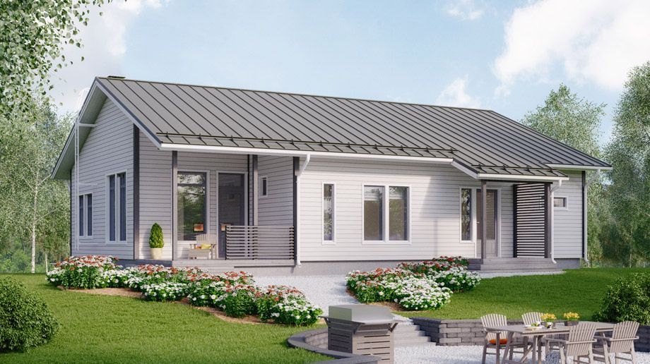Hvitt enetasjes hus med grått tak, vinduer og terrasse; beliggende på en plen med landskapsarbeid.