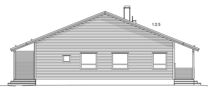 Sidevisning av et hus med saltak, skorstein og flere vinduer.