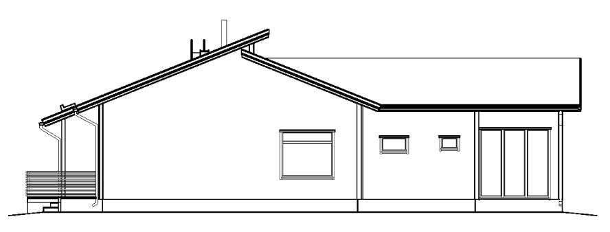 Sidevisning av et moderne hus med skråtak, terrasse og store vinduer.
