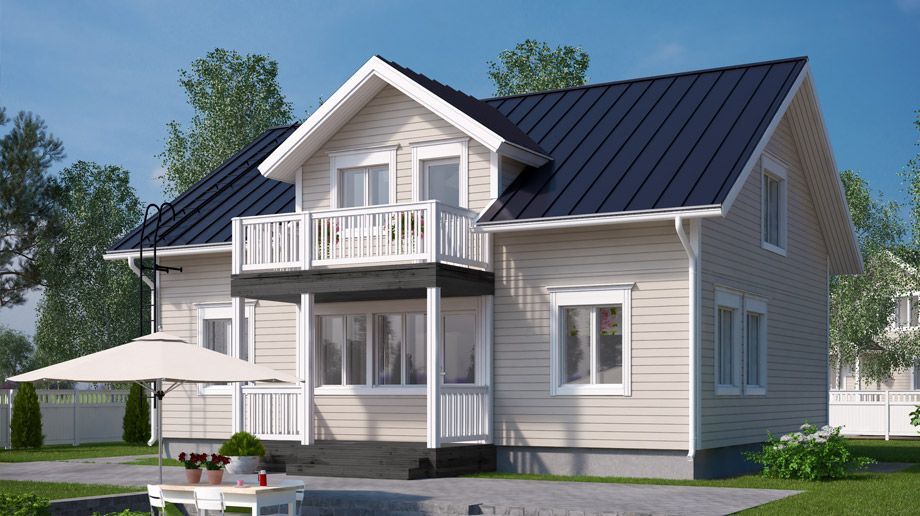 Helles, zweistöckiges Haus mit dunklem Dach und Balkon, Sitzgelegenheiten im Freien und blauem Himmel.