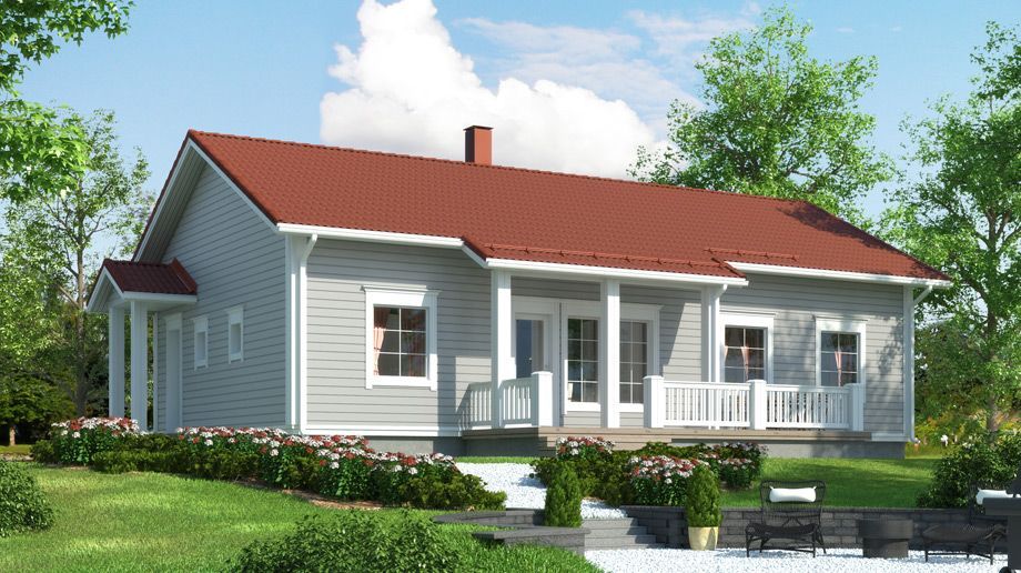 Светло-серый дом с красной крышей и белым крыльцом, окруженный зеленью.