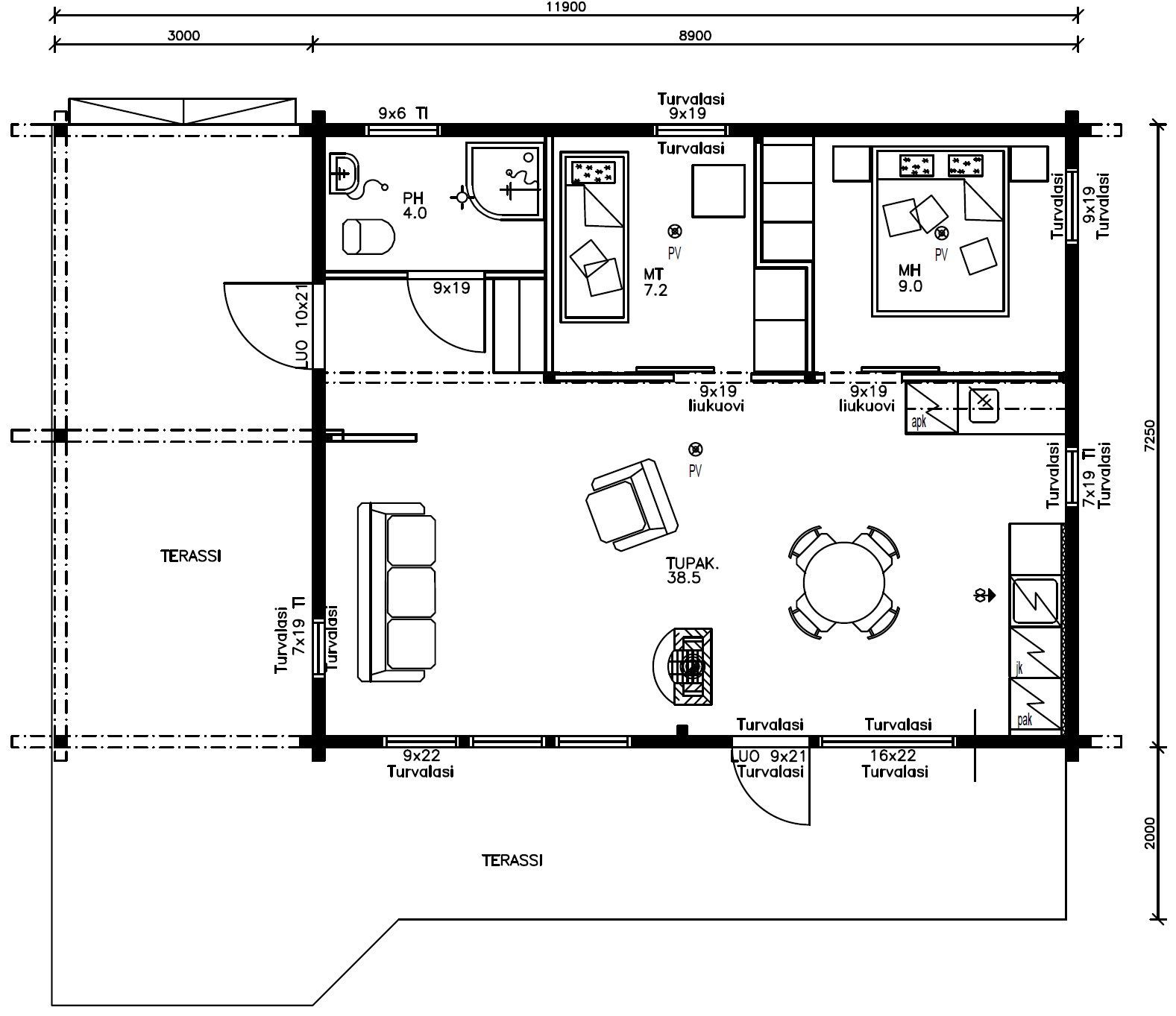 Plantegning av en hytte; viser rom, møbler og mål. Inkluderer en terrasse.