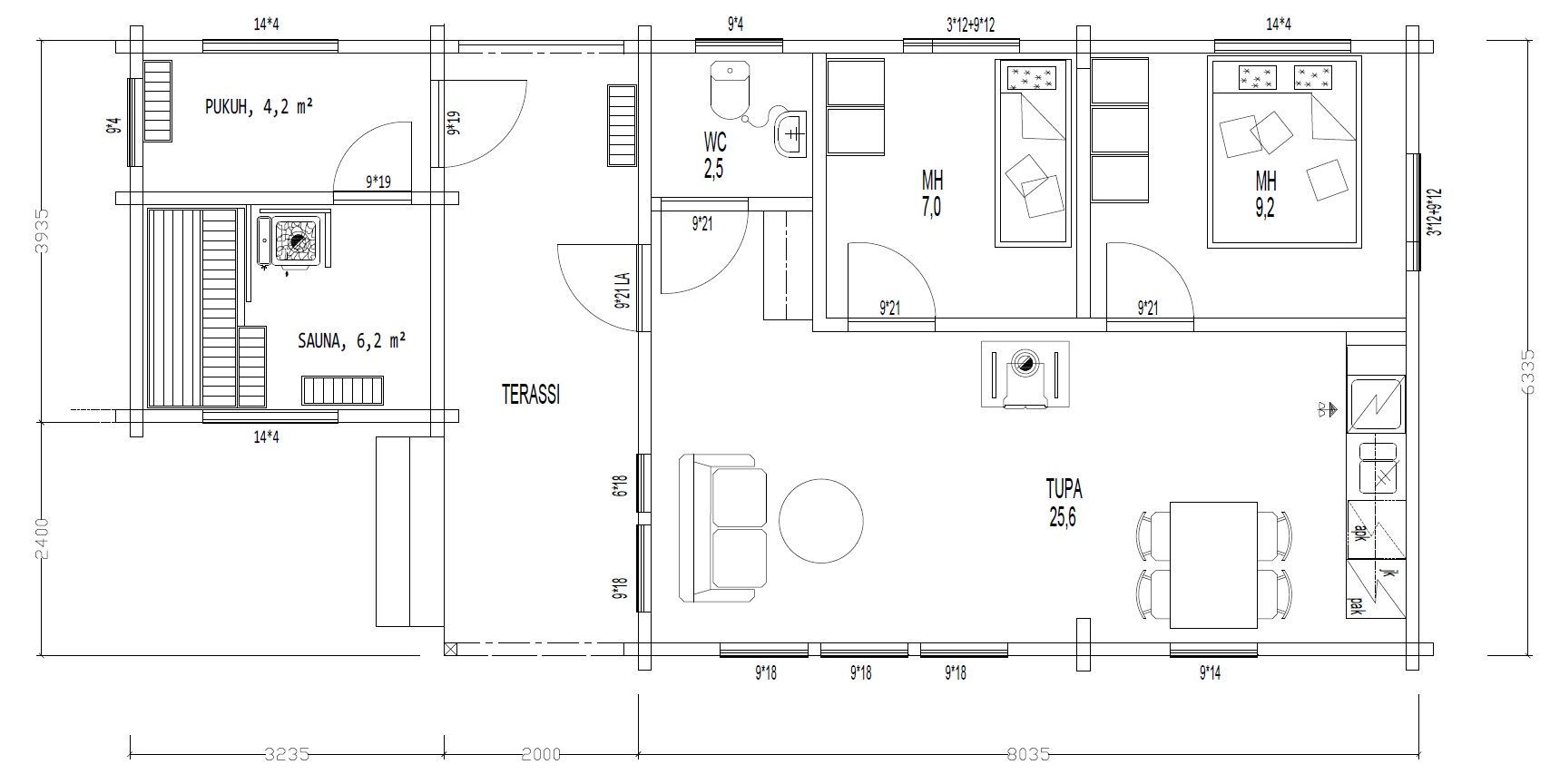 Plantegning av et hus med rom, inkludert kjøkken, stue og soverom.