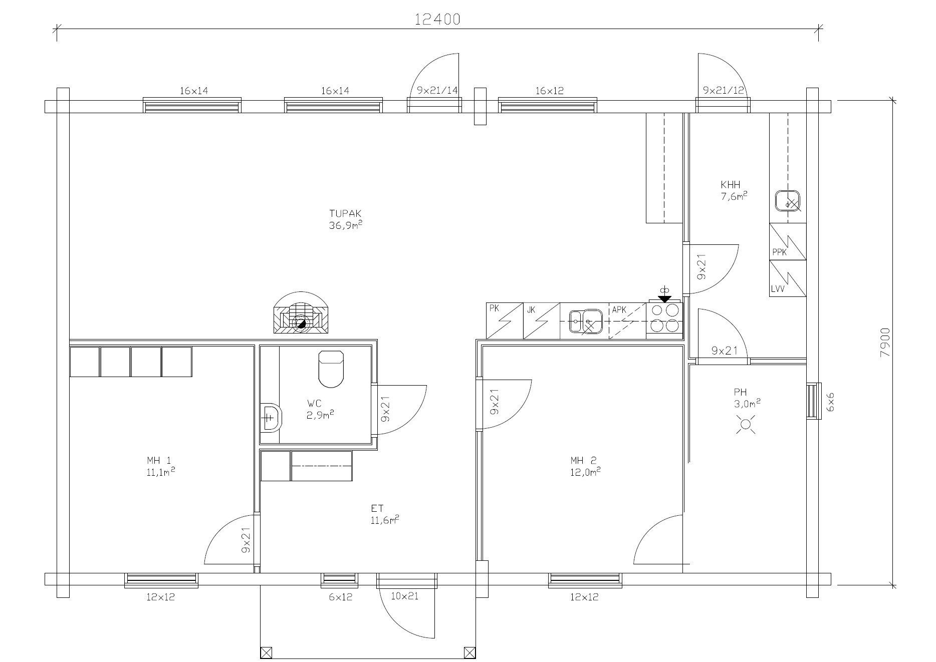 Plantegning av et hus, som viser rom og dimensjoner, med vinduer og døråpninger.