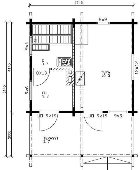 Planritning av en liten stuga med terrass, trappor och rum märkta