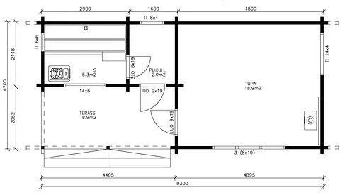 Planritning av en liten stuga som visar kök, badrum, vardagsrum och en veranda, med måttangivelser.