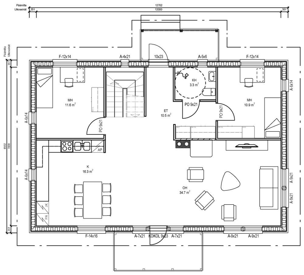 Grundriss eines Hauses mit Räumen wie Küche, Wohnzimmer, Schlafzimmern und Badezimmern. Maße und Beschriftungen sind enthalten.