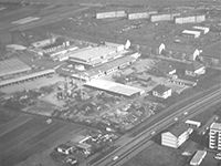 Eine Luftaufnahme einer Stadt mit vielen Gebäuden und einer Autobahn.