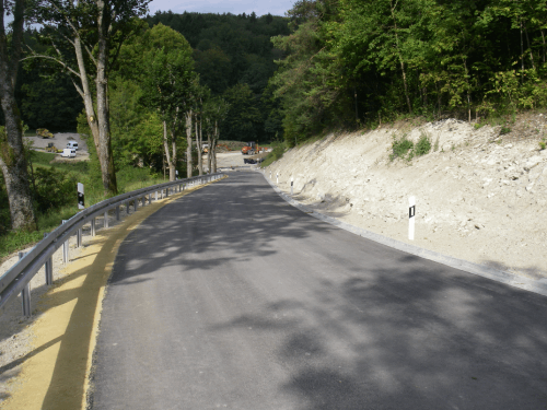 Eine Straße mit Bäumen am Straßenrand