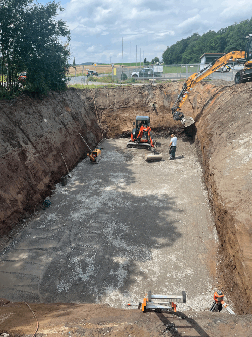 Eine Baustelle mit viel Dreck und Maschinen.