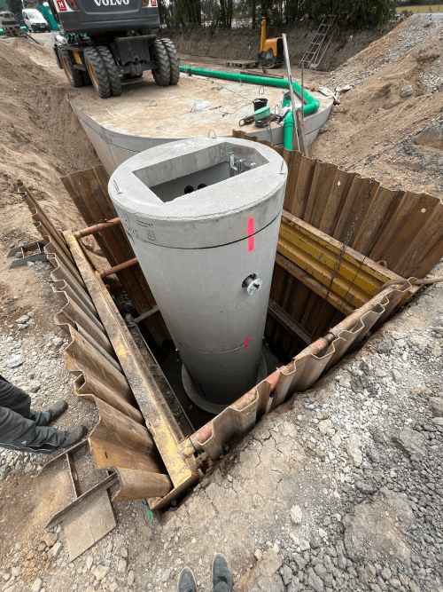 In einem Loch im Boden steht ein großer Betonzylinder.