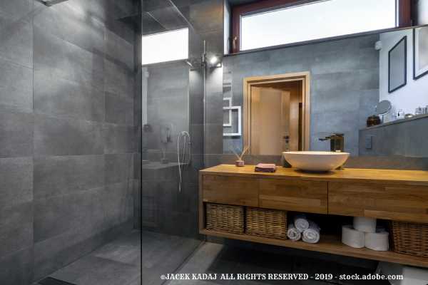 Bad mit Holzarmaturen