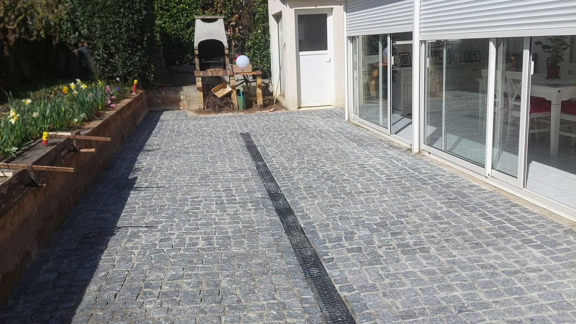 Chantier terminé d'une allée de pavés en granit
