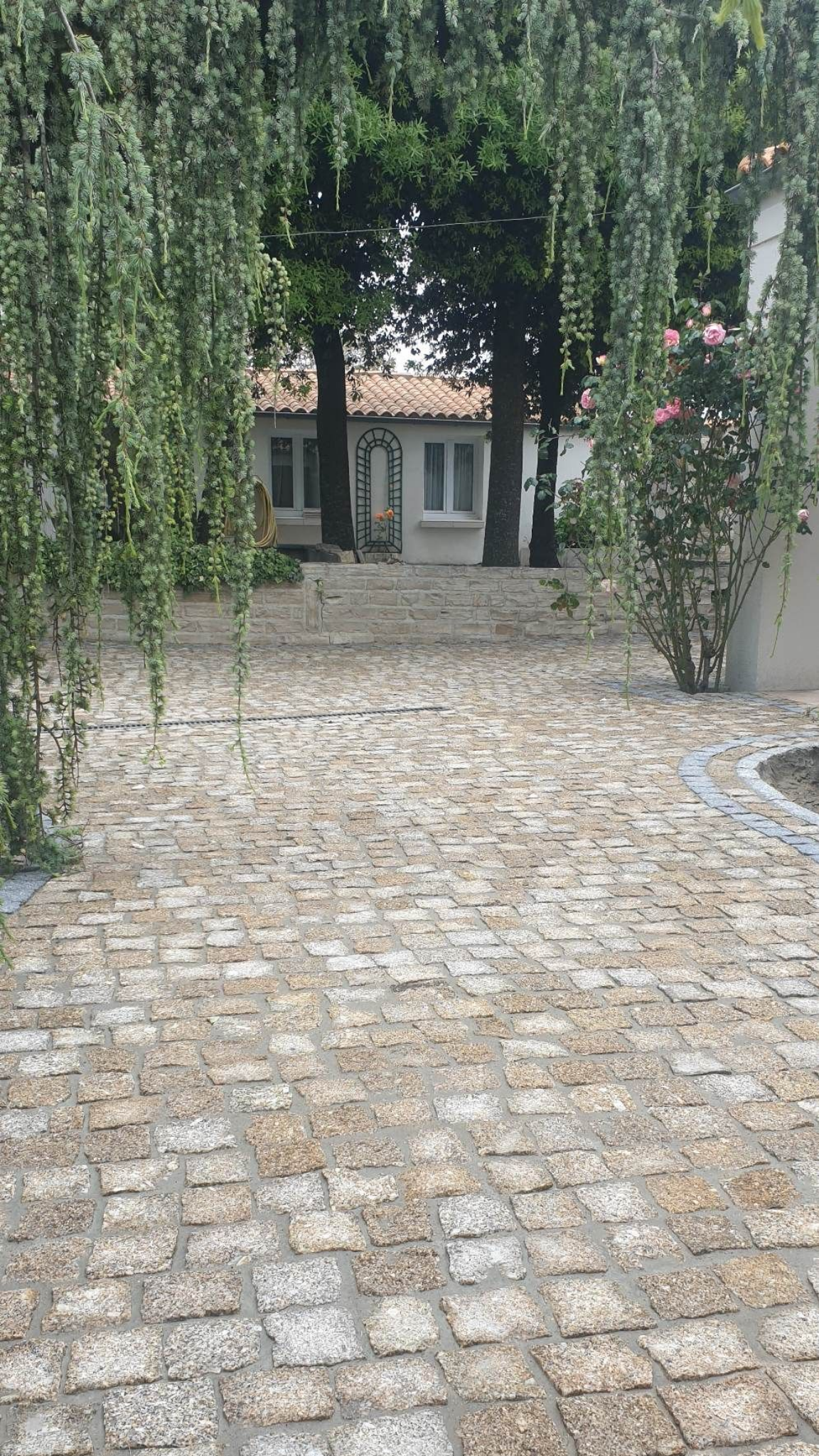 Chemin et tour de maison en pavés de granit