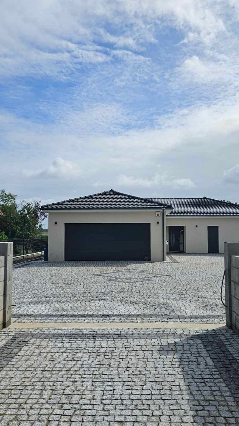 Cour d'une maison et son entrée en granit gris