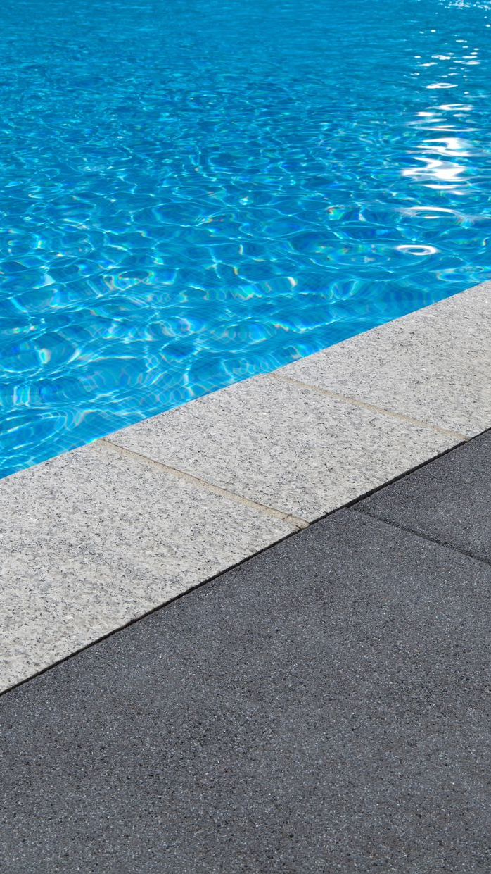 Tour de piscine en granit clair et foncé
