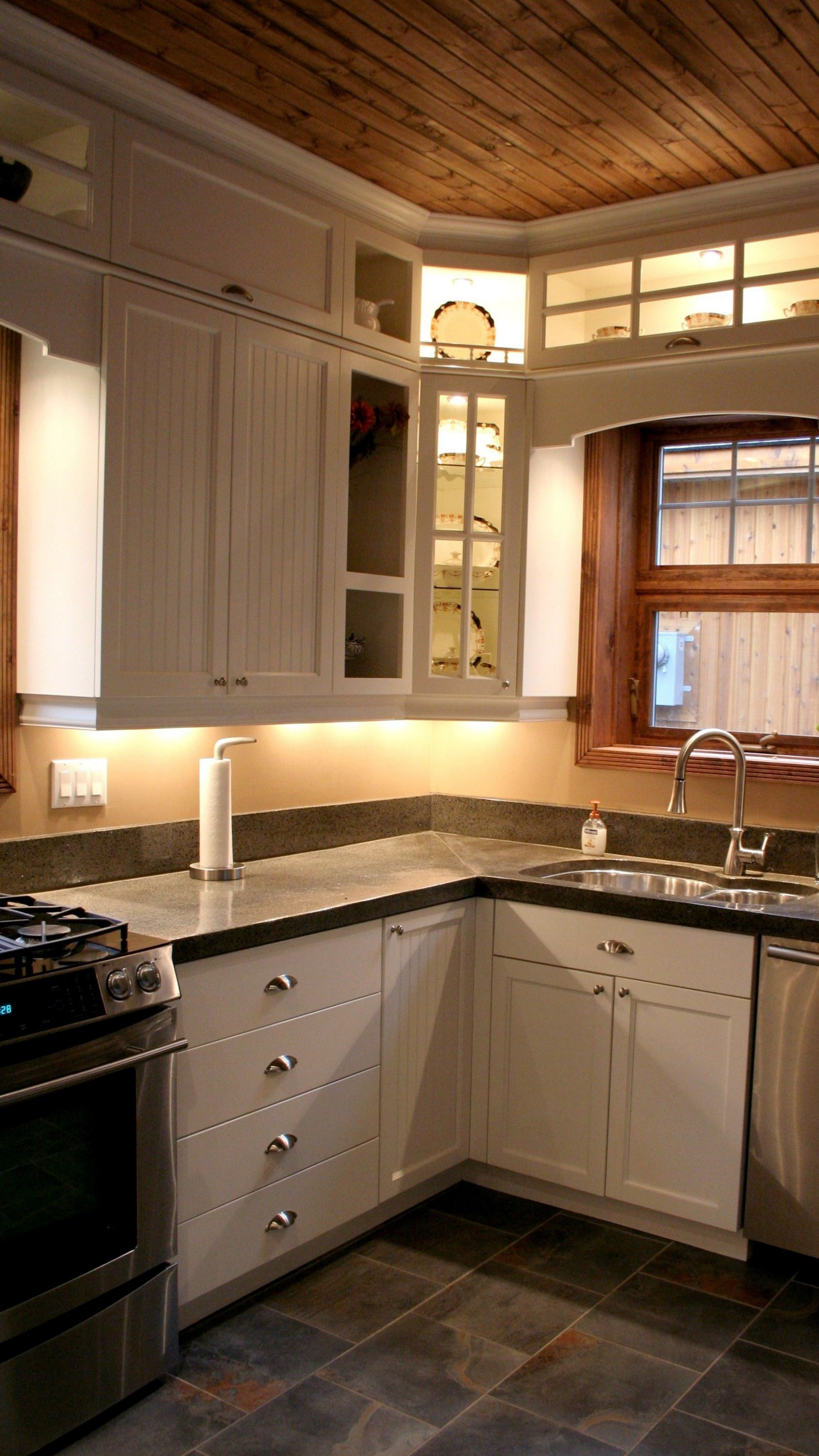 Cuisine en anglais avec plan de travail et sol en granit