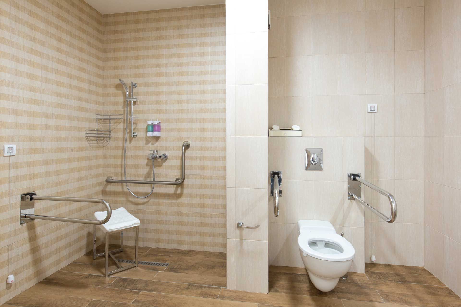 Douche et WC avec des sécurités pour PMR
