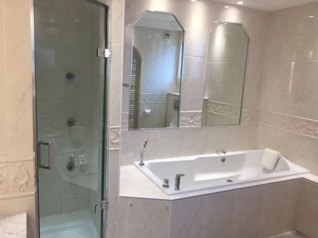 Salle de bains avec double miroir