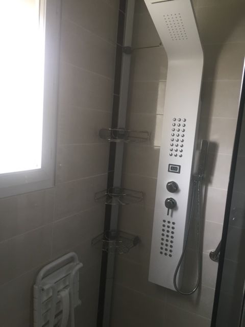 Cabine de douche à l'italienne et distributeur d'eau haut de gamme
