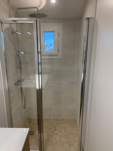 Une cabine de douche entièrement vitrée