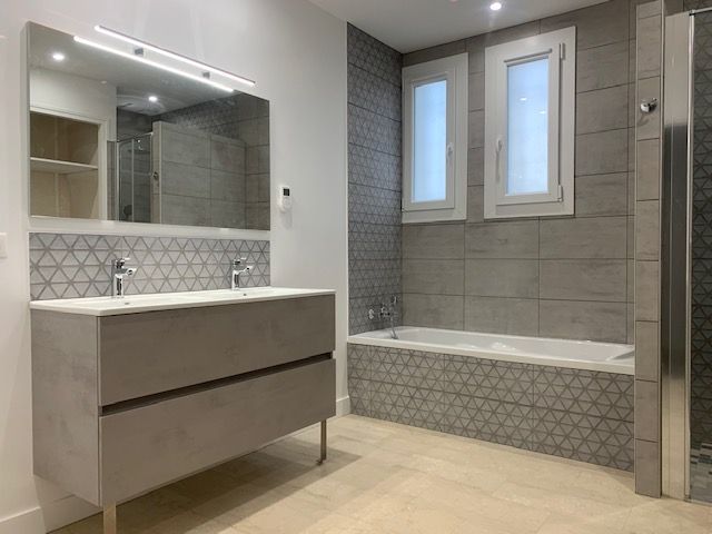 Salle de bains avec lavabo double vasque et baignoire
