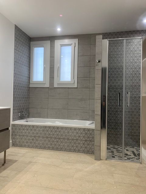 Salle de bains avec baignoire et et décoration personnalisée