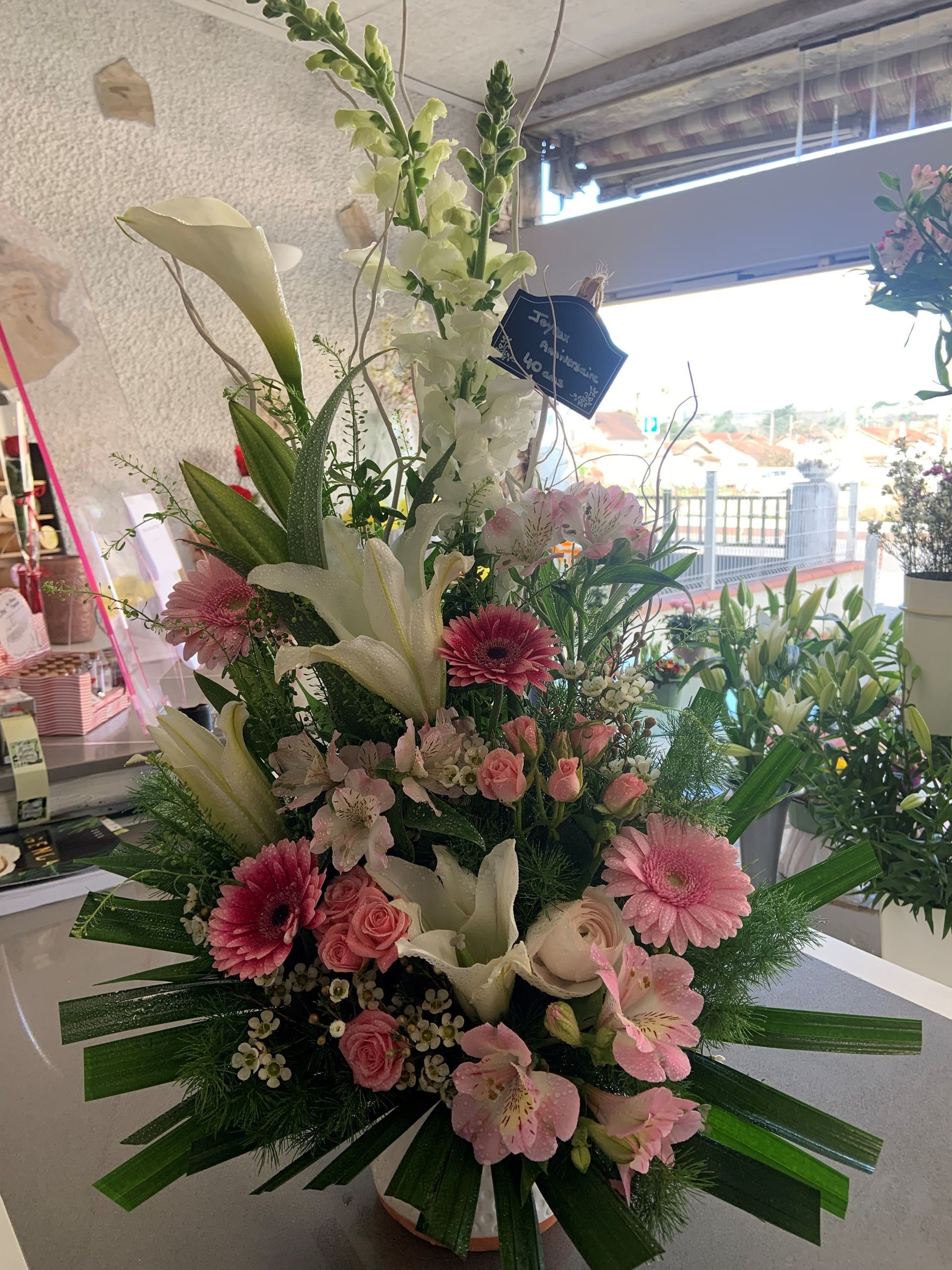 Composition florale avec des fleurs roses et blanches