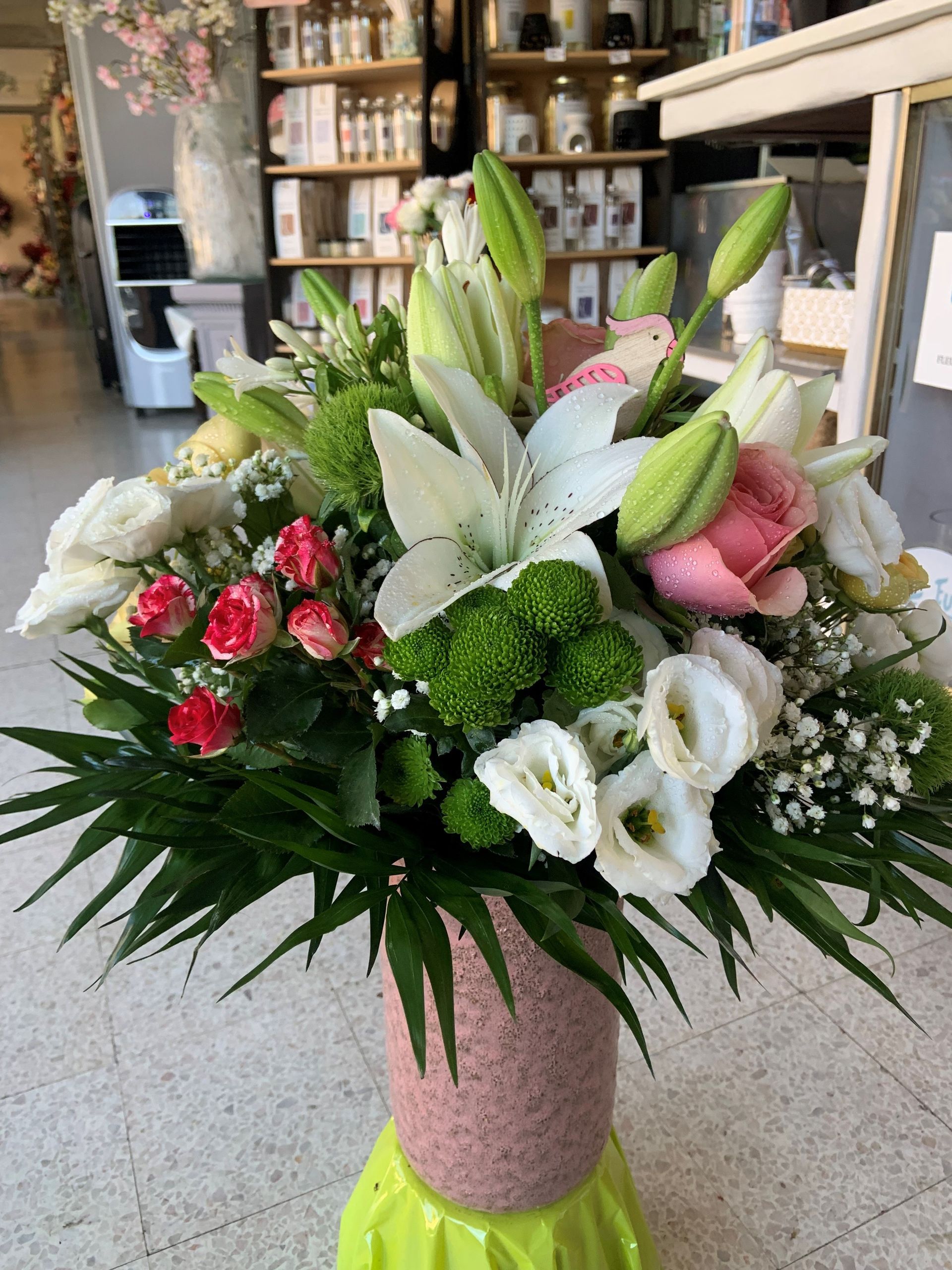 Bouquet avec des roses blanches et des lys