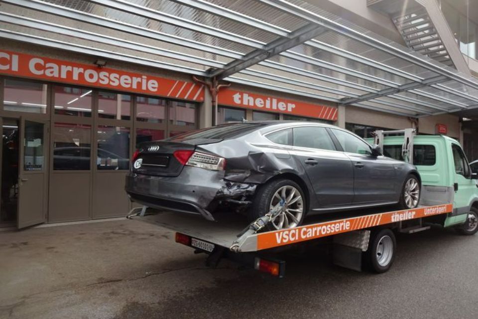 CARROSSERIE ERICH THEILER AG – Auto wird abgeschleppt