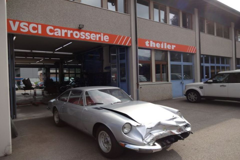 CARROSSERIE ERICH THEILER AG Silberner Ferrari Oldtimer mit Schaden