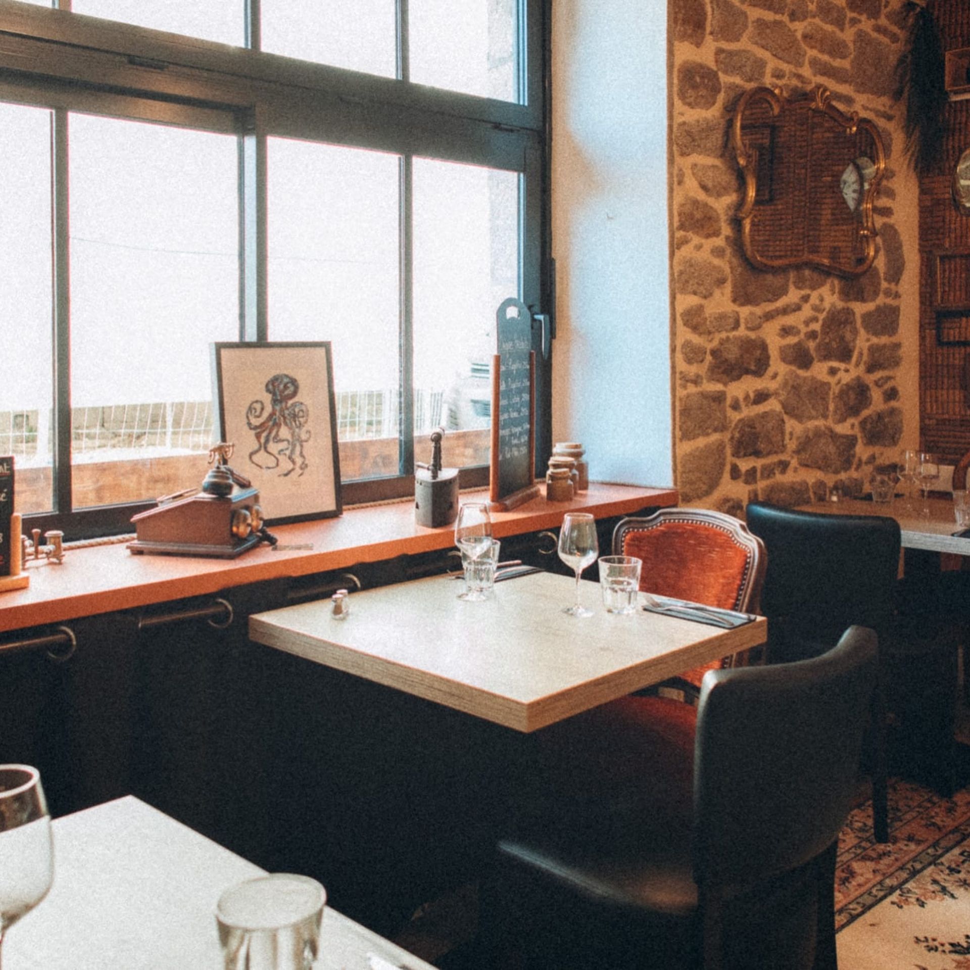 Coin café cosy avec tables en bois