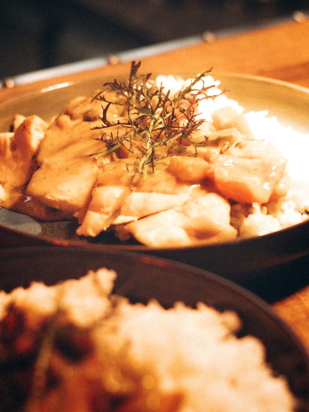 Poulet rôti aux herbes, servi à côté d'un bol de riz