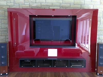 Ein roter Glasrahmen mit einem Flachbildfernseher