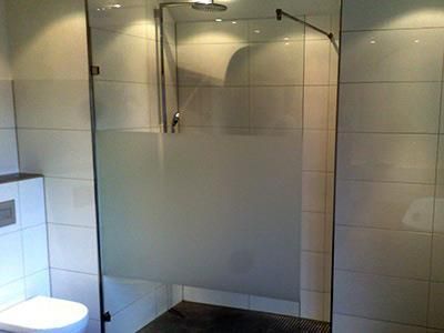 Ein Badezimmer mit Glaswänden