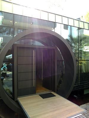 Eine runde Tür mit Glaswänden