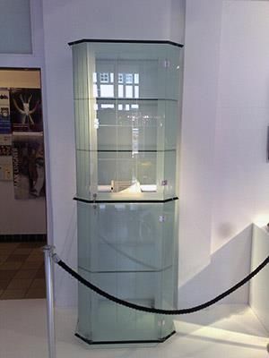 eine Glasvitrine.