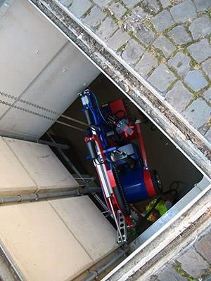 In einem Gebäude steht eine blau-rote Maschine.