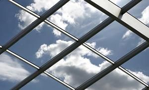 Blick in den Himmel durch ein Glasdach
