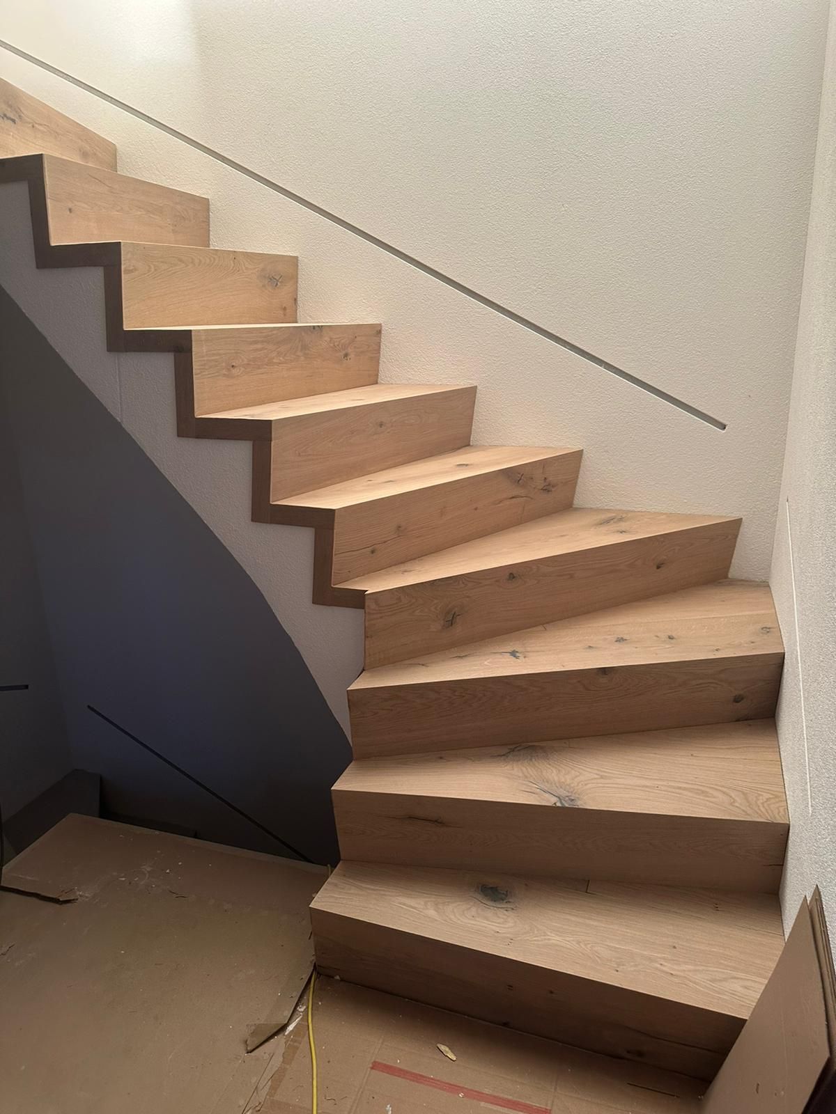 Eine Küche mit einer Treppe, die in den zweiten Stock führt