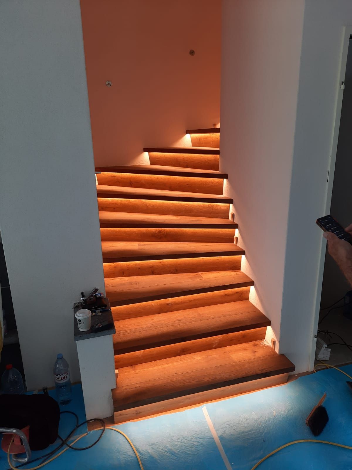 Ein Mann verlegt Holzdielen auf dem Boden.