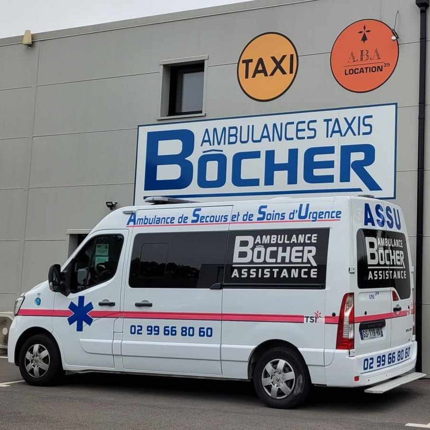 Une ambulance blanche est stationnée près d'un bâtiment, avec des panneaux de taxi.