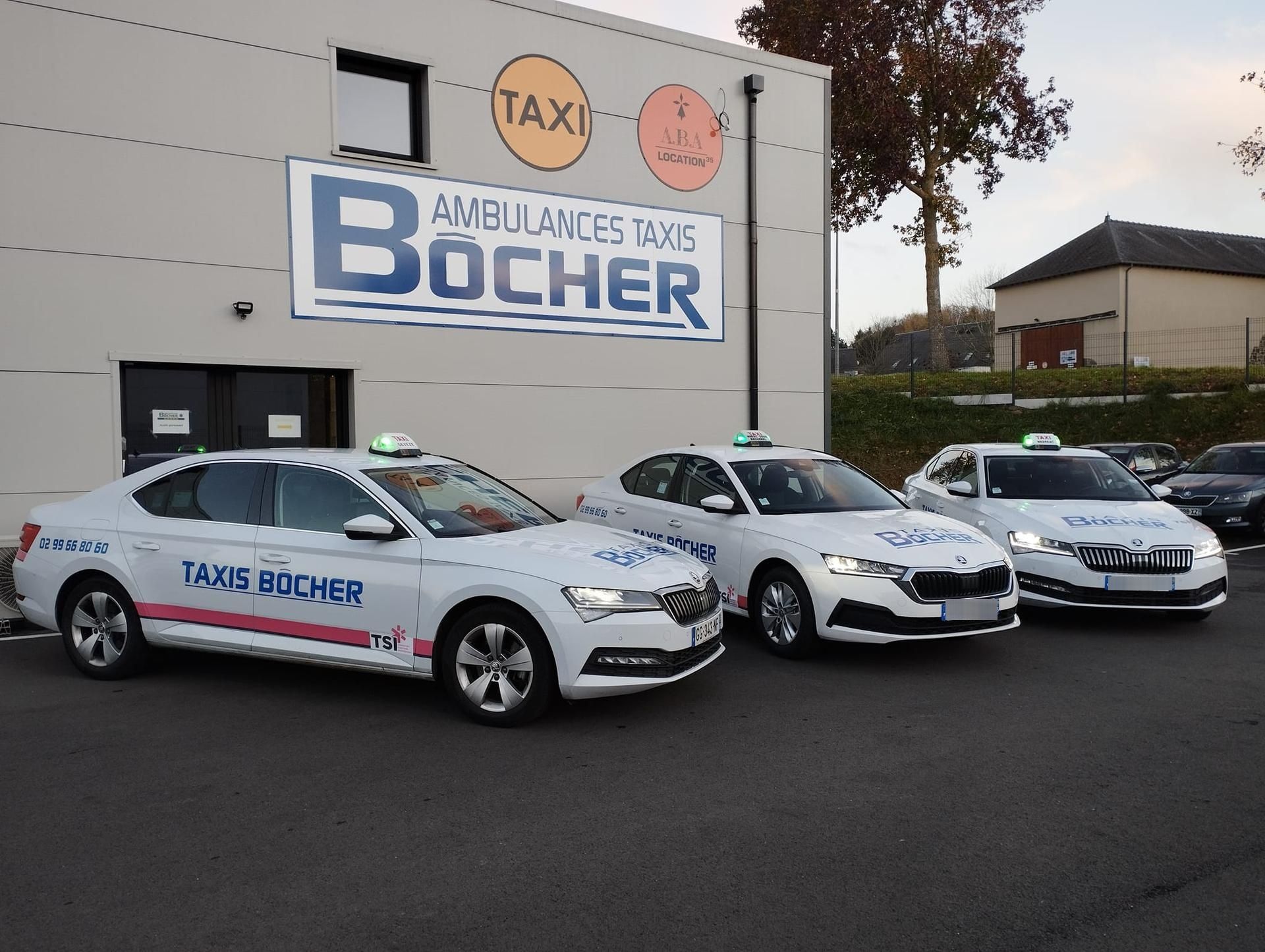 Trois véhicules blancs de la compagnie Ambulances Taxis Bôcher garés côte à côte devant une des agences