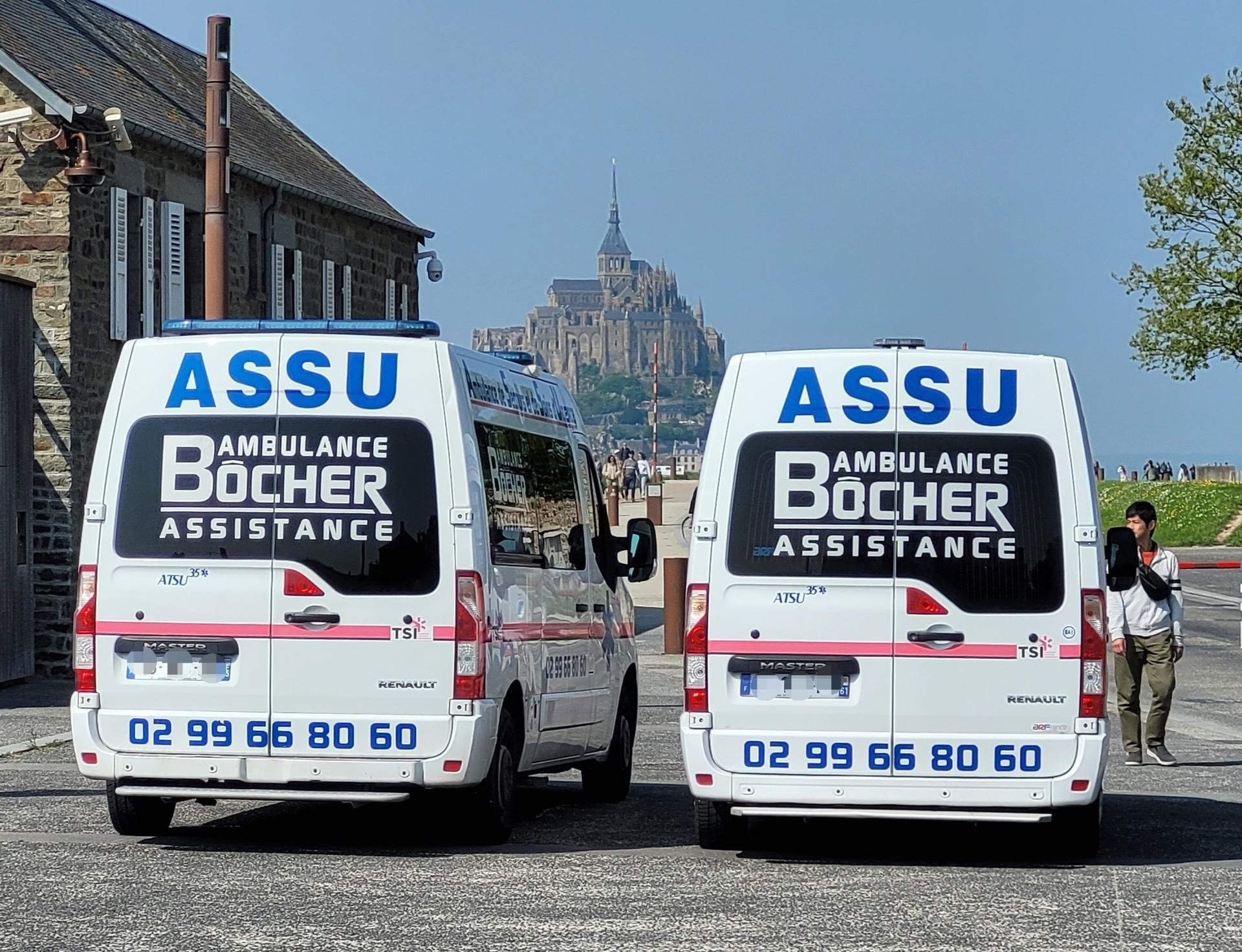 Deux ambulances de la société Ambulances Taxis Bôcher garés côte à côte, vues de derrière