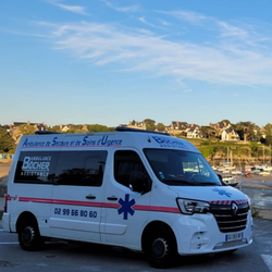 Une ambulance blanche stationnée au bord de l'eau avec des marquages d'urgence bleus et roses