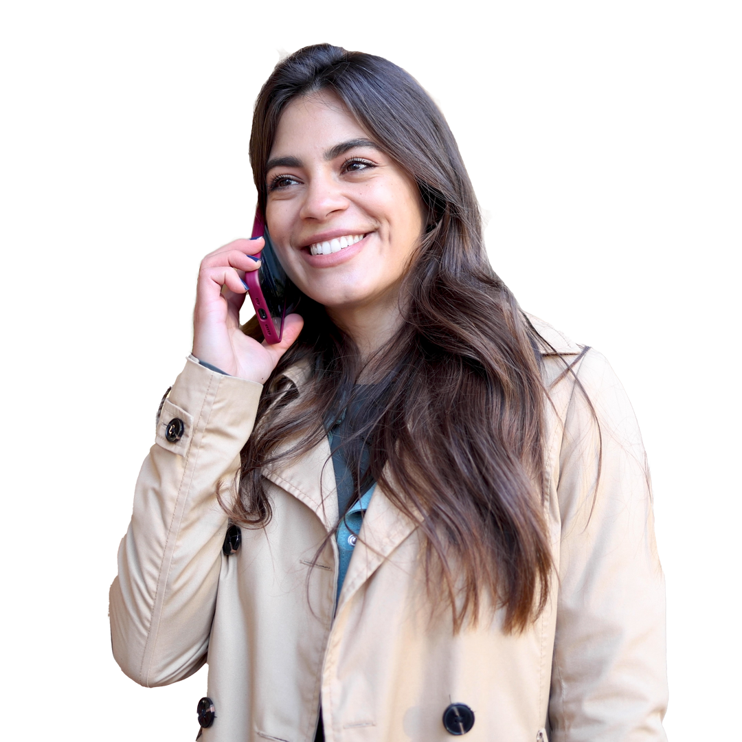 Femme en manteau beige au téléphone.