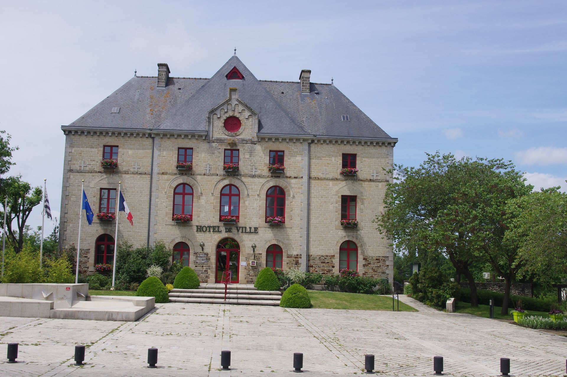 Vue de face de l'hôtel de ville de Montauban-de-Bretagne.