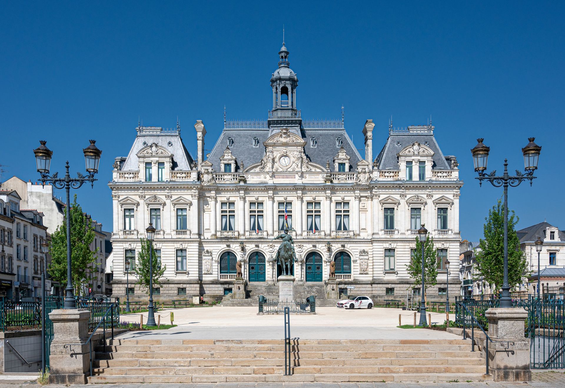 Vue de face de l'hôtel de ville de Rennes.